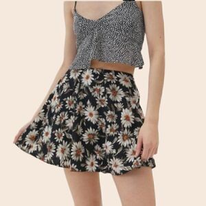 Urban Outfitters Black & White Liz Floral Daisy Print Mini Skirt Size Small